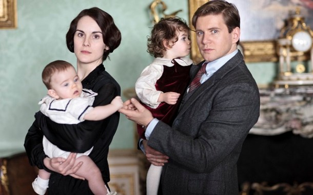 FIRST LOOK DOWNTON ABBEY SEREIS 4. Lady Mary played by Michelle Dockery with Baby George and Tom Branson played by Allen Leech with baby Sybbie COPYRIGHT: CARNIVAL/ITV